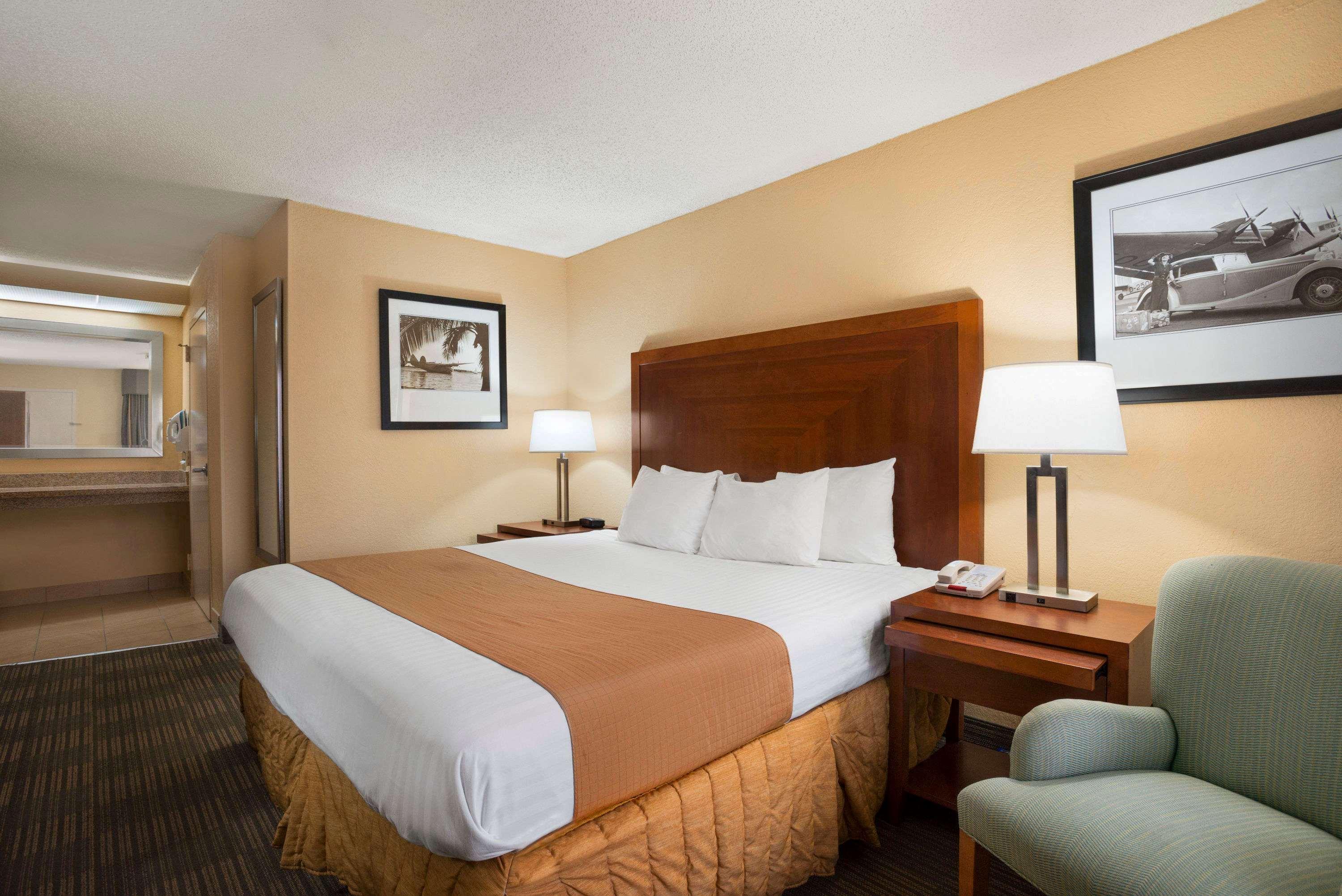 Days Inn By Wyndham Jacksonville Airport Экстерьер фото