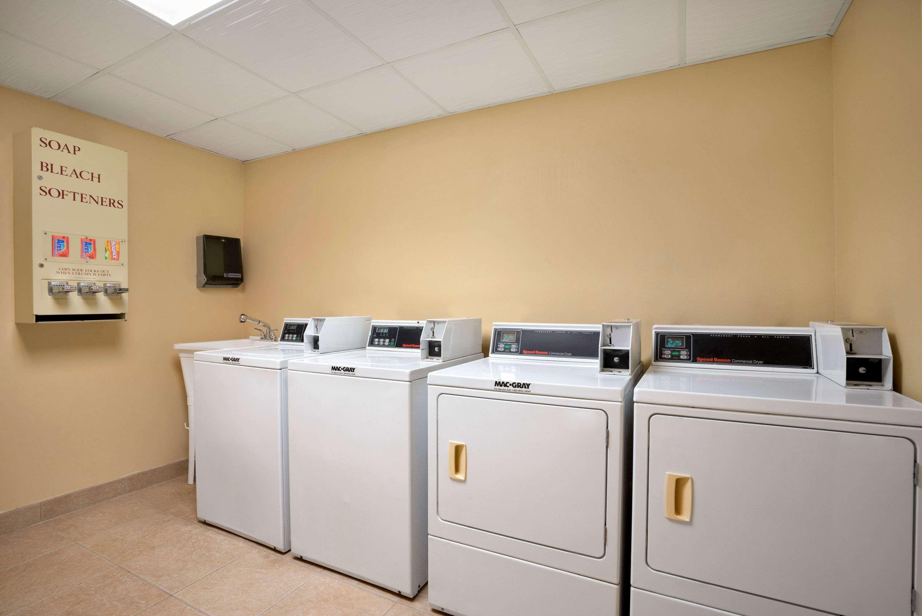 Days Inn By Wyndham Jacksonville Airport Экстерьер фото